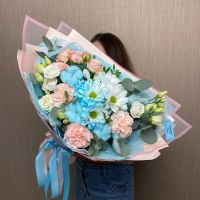 Букет с нежно - голубой хризантемой