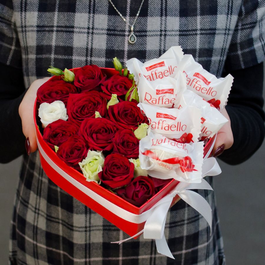 Коробка сердце с цветами и рафаэлло "Цветочные сладости"