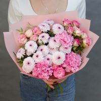 Букет с хризантемой, диантусами и кустовой розой "Неповторимый шарм"