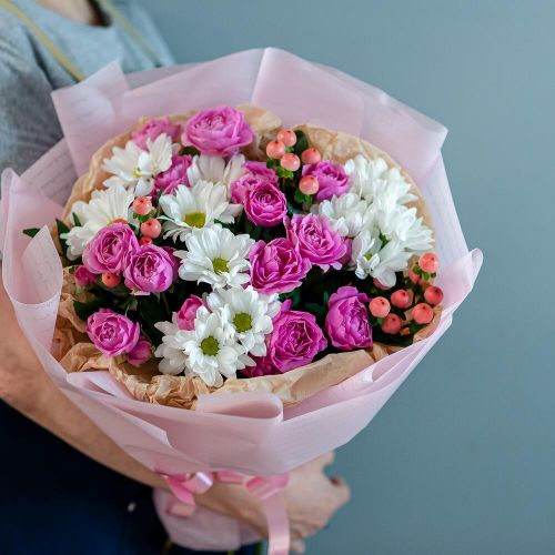 Букет с кустовой розой и хризантемой