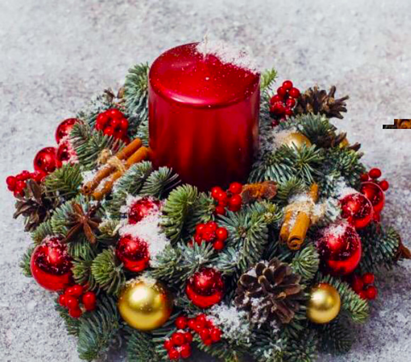 Новогодняя и рождественская композиция из нобалиса с красной свечой