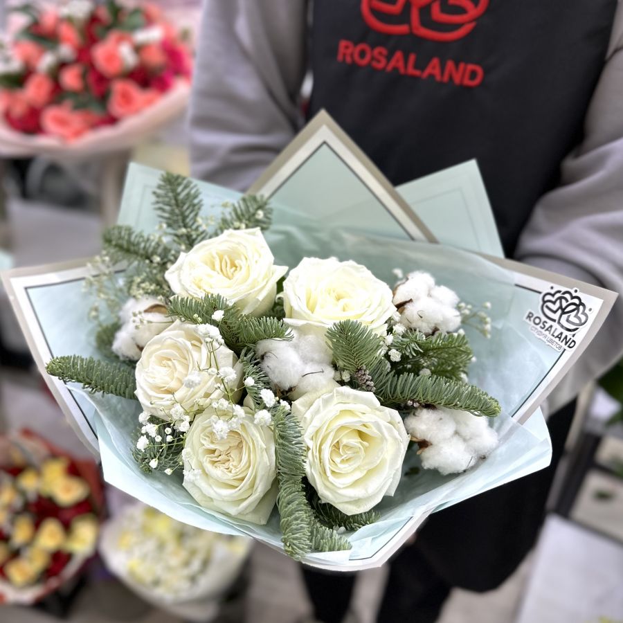 Зимний букет из белой розы и веточек нобилиса