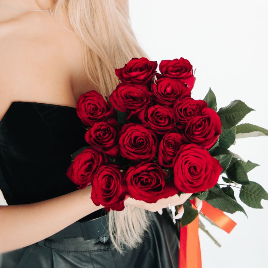 Розы красные 50 см Импорт (от 11 шт) купить с доставкой в Екатеринбурге за 2320 рублей | «ПРОБУКЕТЫ»