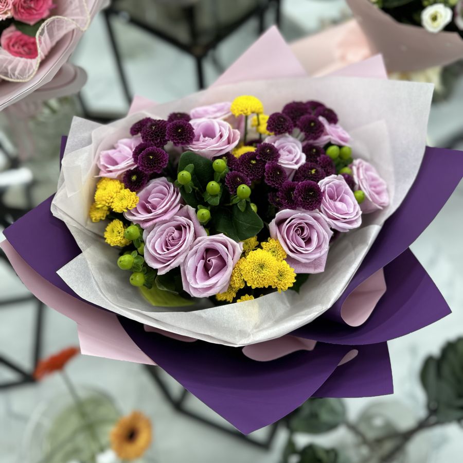 Сборный букет с розой и хризантемой