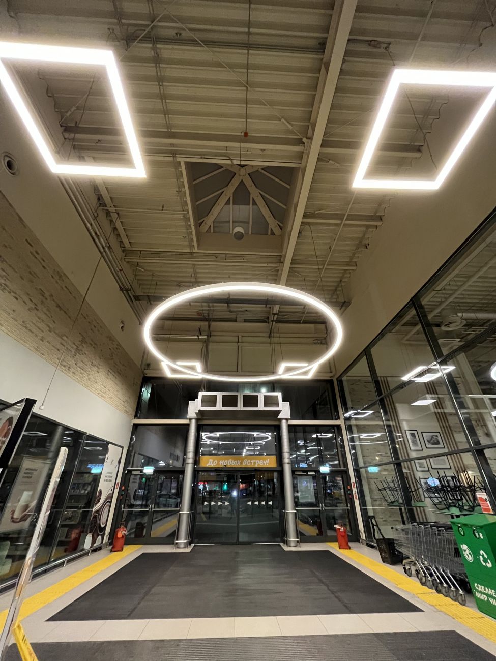 Подвес и установка линейных, квадратных и ромбовыдных светильников для гипермаркета