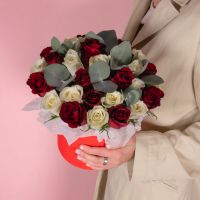 Коробка с красно-белыми розами и эвкалиптом