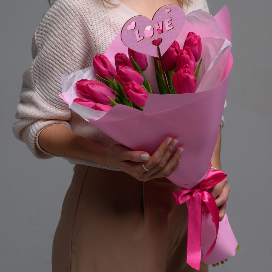 15 розовых тюльпанов с топпером