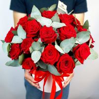 Красные розы с эвкалиптом в шляпной коробке