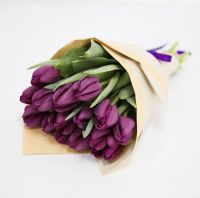 Тюльпаны лиловые в красивой упаковке