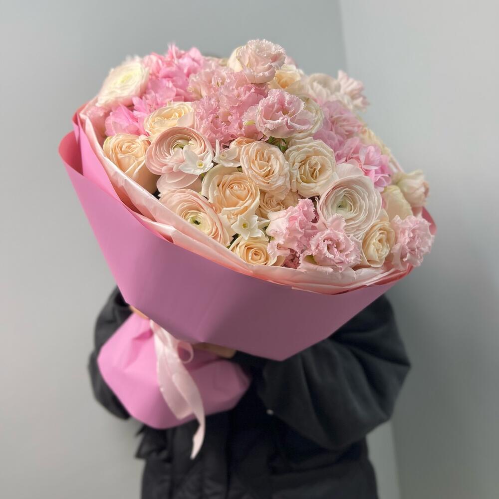 Букет из розовых цветов