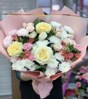 Нежный букет из хризантем и пионовидных роз