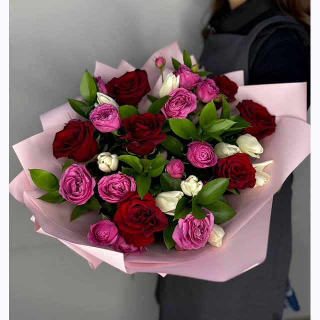 Сочный букет с розами и тюльпанами