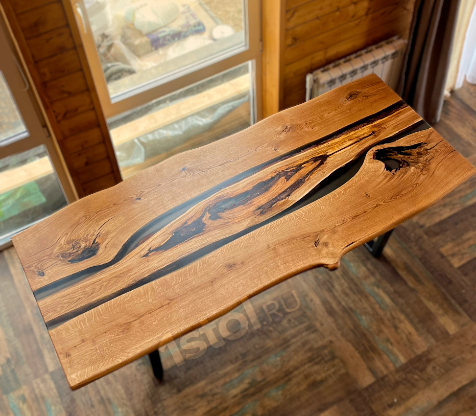 Обеденный стол из слэба дерева и эпоксидной смолы