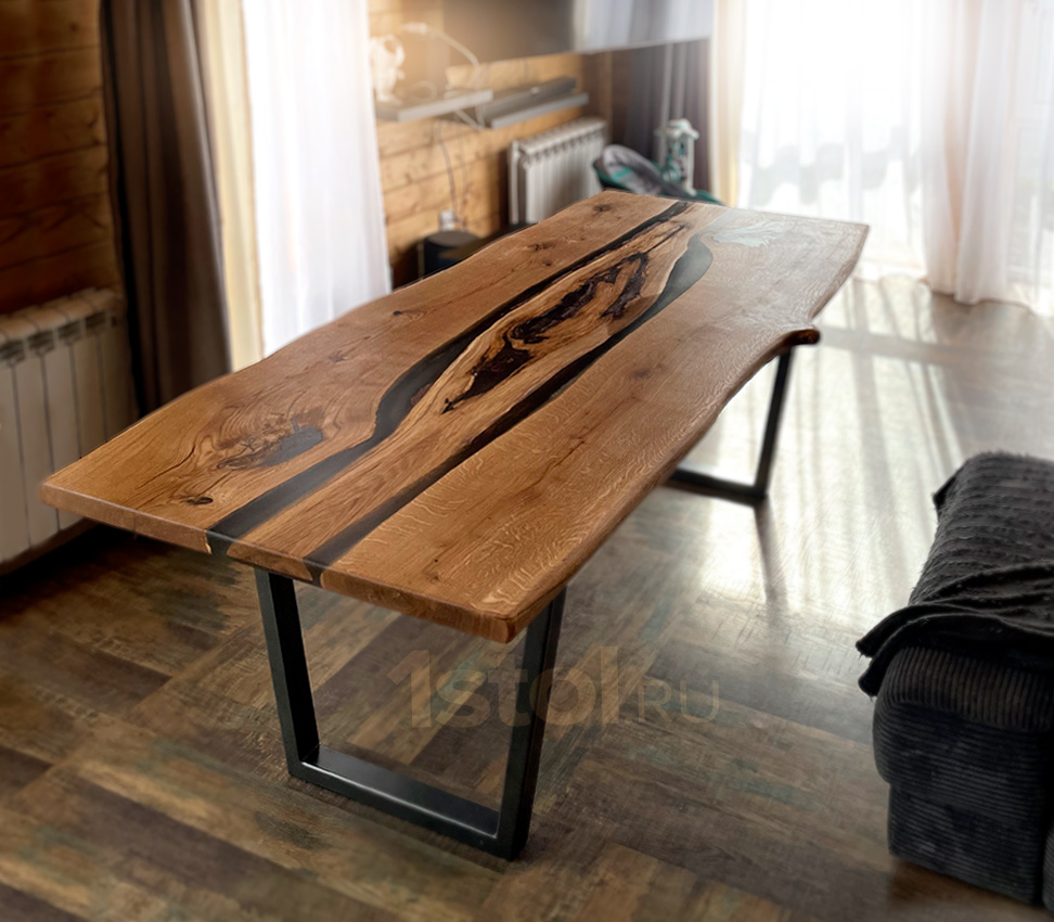Обеденный стол из слэба дерева и эпоксидной смолы