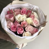 21 роза розовый микс с тритикумом в красивой упаковке