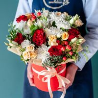 Сборный букет с хризантемами и розами в шляпной коробке