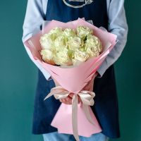 11 белых роз Мондиаль в розовой упаковке