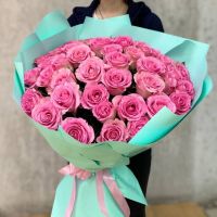 Букет из 51 розовой розы с яркой упаковке