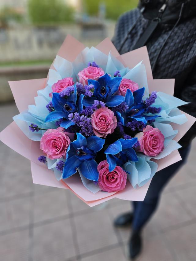 Букет "Индиго" из роз и синих орхидей