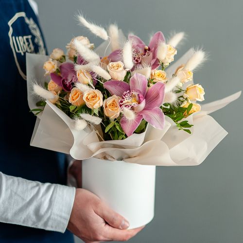Розовые орхидеи с лагурусом в шляпной коробке