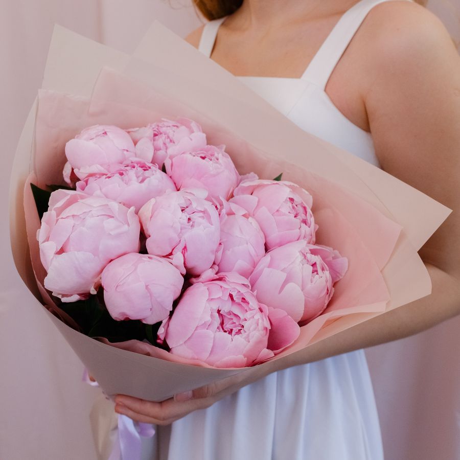 Монобукет из розовых пионов "Сара Бернард" в бежевой упаковке