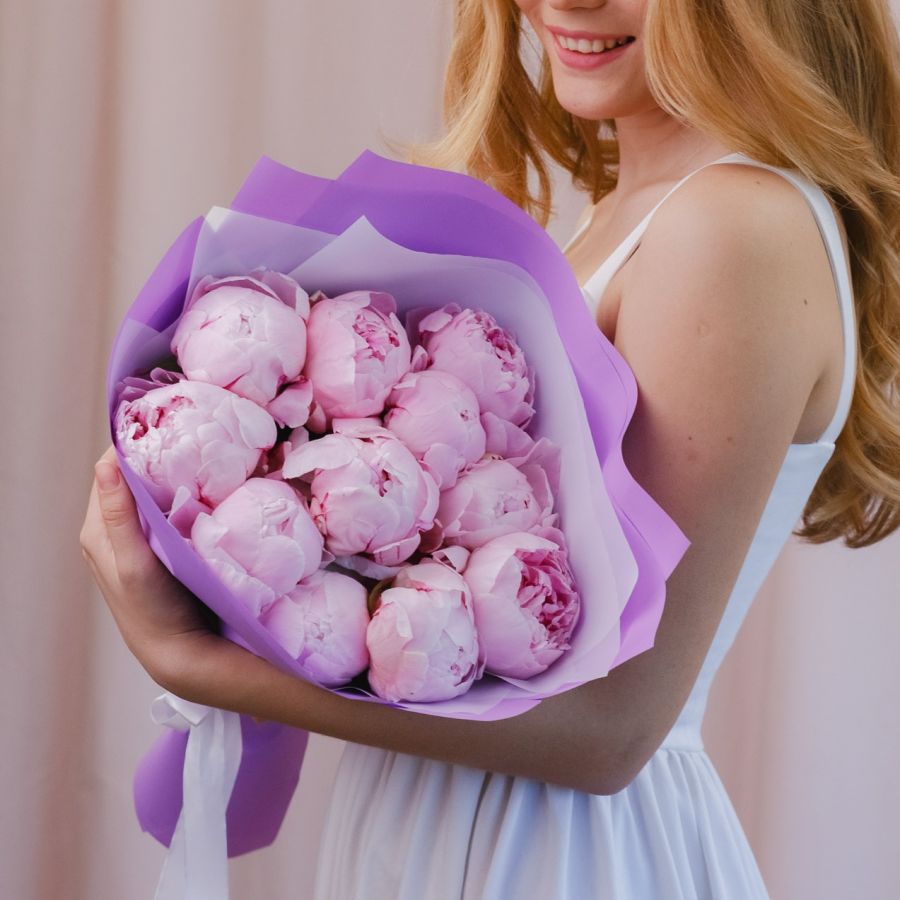 Монобукет из розовых пионов "Сара Бернард" в фиолетовой упаковке