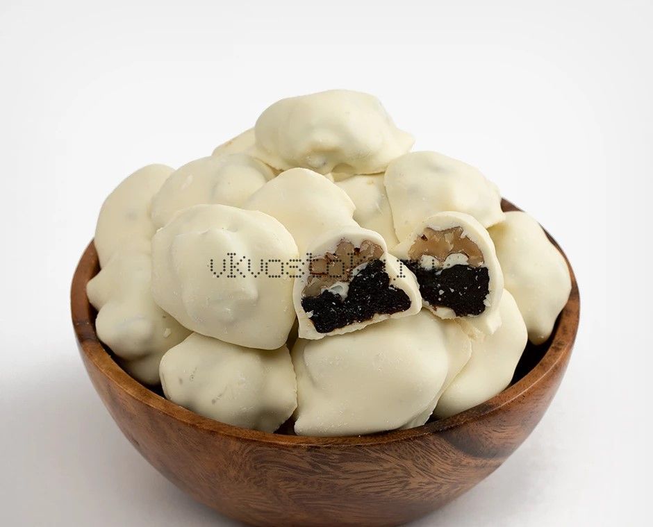 Чернослив с грецким орехом в белом шоколаде