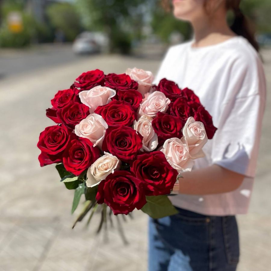Эквадорский микс, красные и нежно-розовые розы (от 11шт)