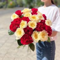 Пионовидные розы (от 11 шт) кремового и красного цвета