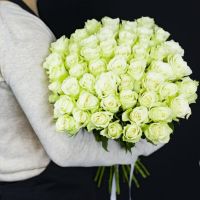 Белые розы "Кения" - 40 сантиметров