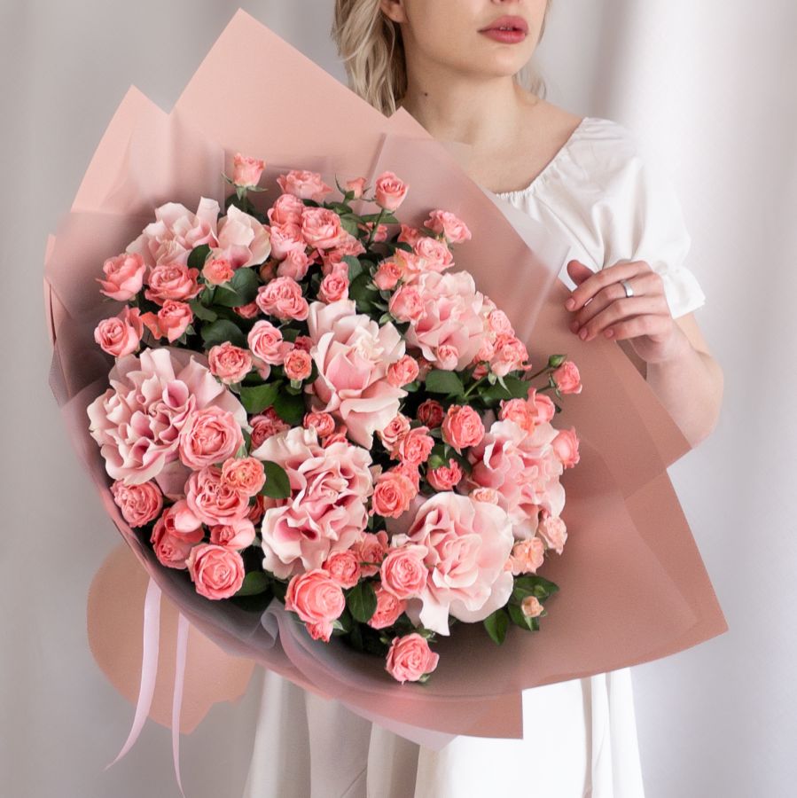 Букет из французских и кустовых роз в розовой гамме