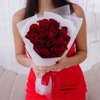 Красные розы в стильной упаковке от 11 шт