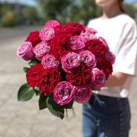 Пионовидные розы сиреневого и красного цвета