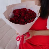 Красные розы в бежевой упаковке от 15 шт