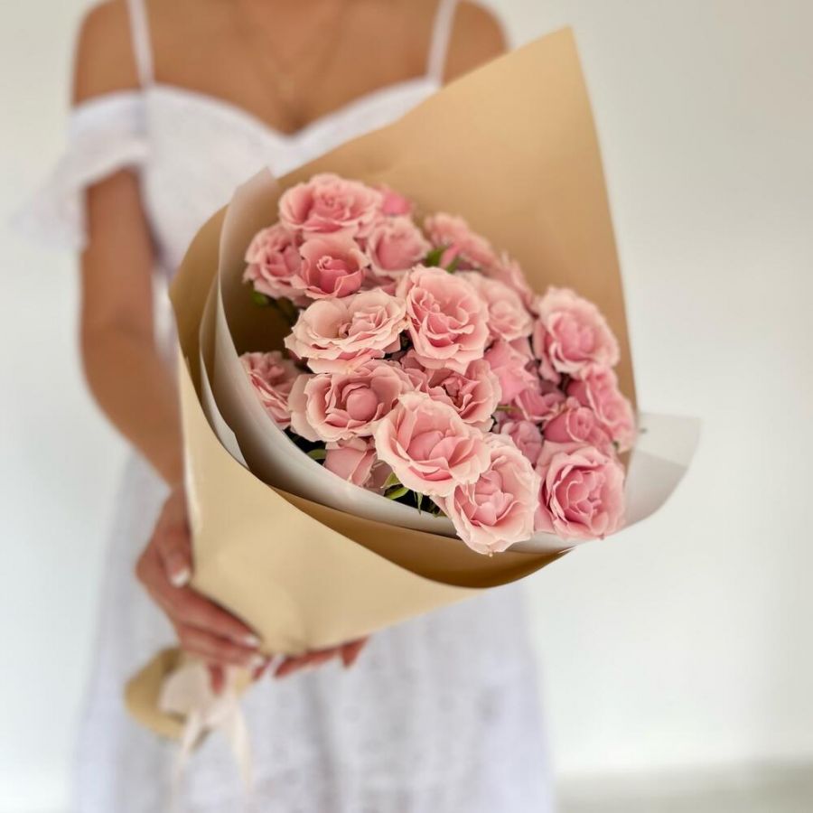 9 кустовых роз в крафт бумаге