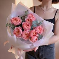 Кустовые розы Джульетта с эвкалиптом
