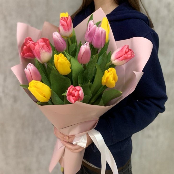 15 желто-розовых тюльпана в упаковке