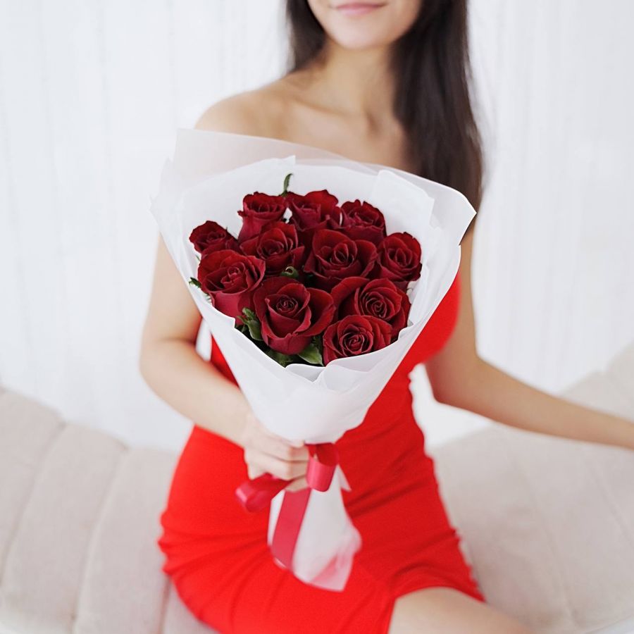 Красные розы в стильной упаковке