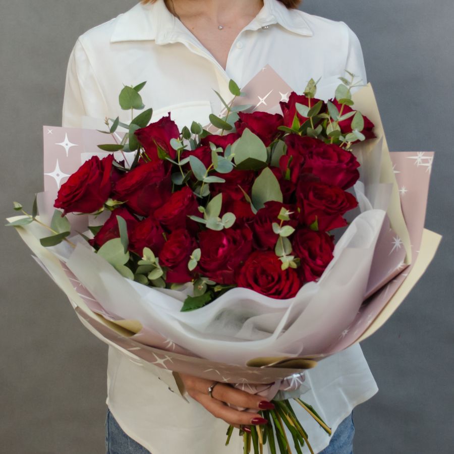 Монобукет из 25 красных роз с эвкалиптом "Букет влюбленных"