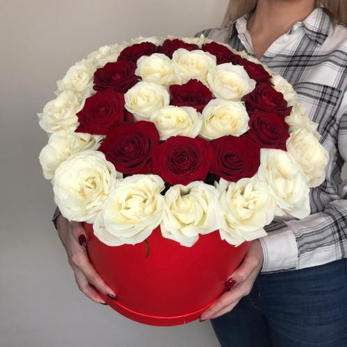 Коробочка красных и белых роз